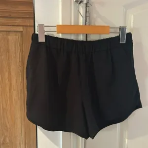Babaton Aritzia pull on lightweight black small shorts with pockets