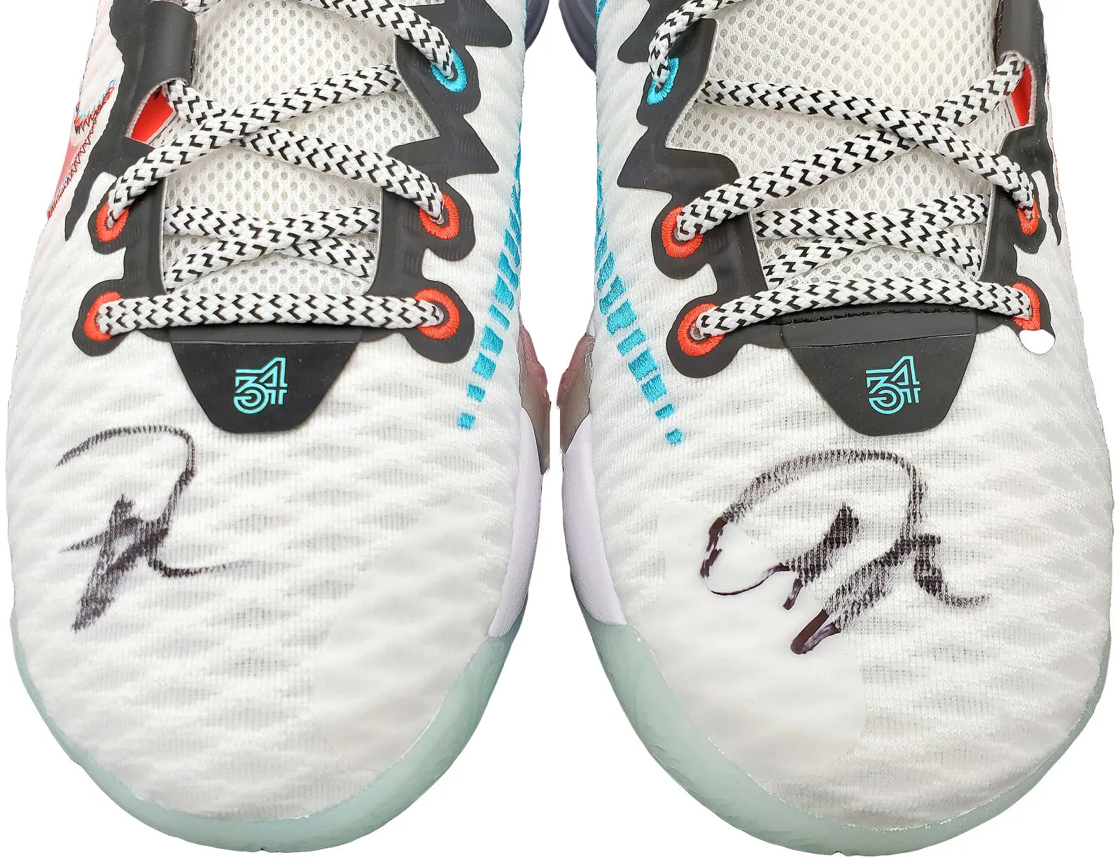 GIANNIS ANTETOKOUNMPO AUTOGRAPHED WHITE NIKE SHOES 16 PAIR BECKETT 197436